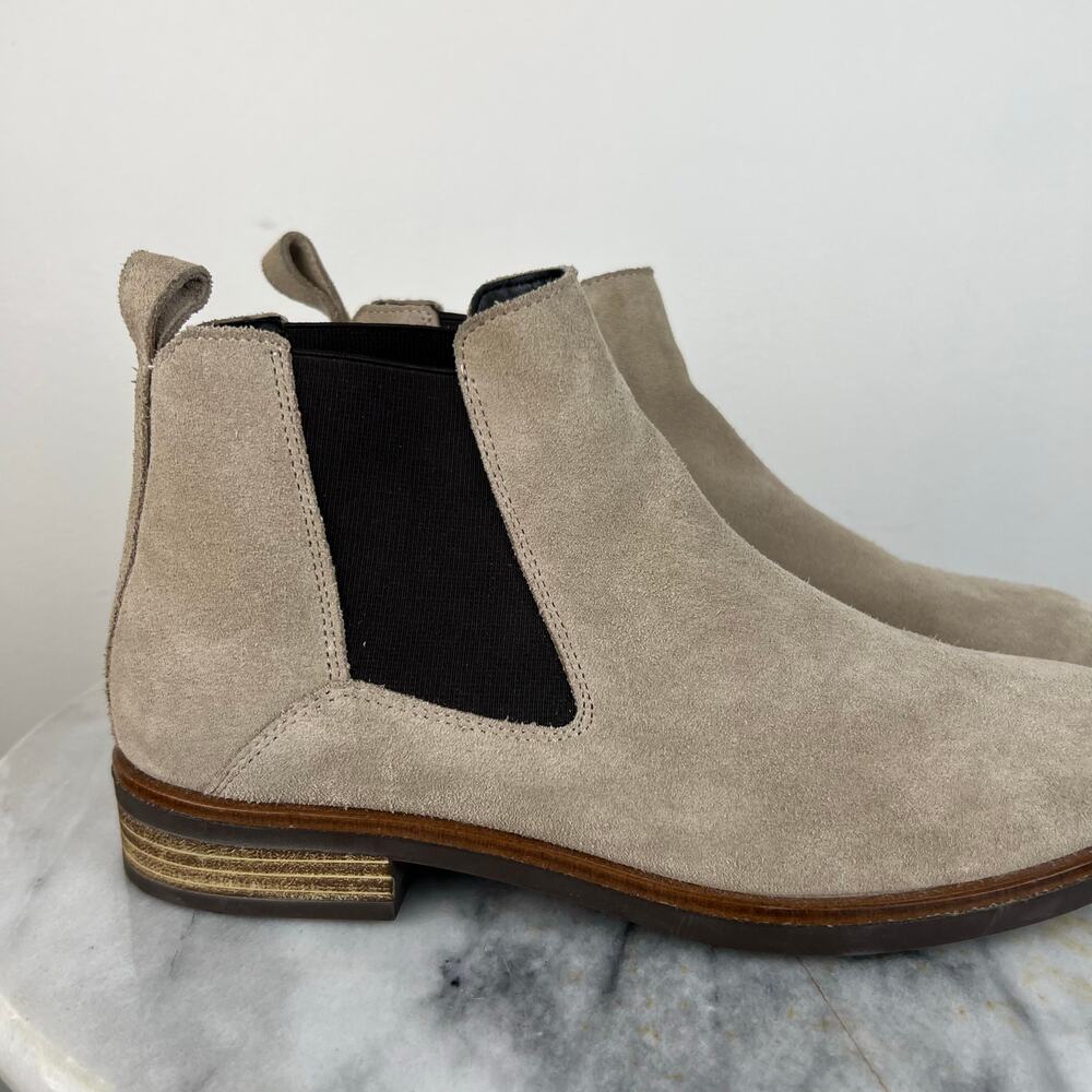 Clarks Women's Beige Suede Pull On Ankle Chelsea Boots (Sz 8.5) - Picture 11 of 11